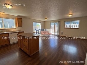 417 Whitney Dr in Newberg, OR - Building Photo - Building Photo