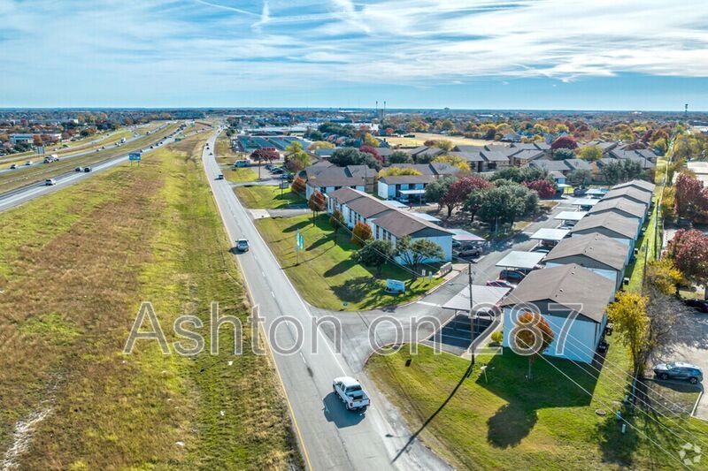 1301 US-287 in Waxahachie, TX - Building Photo