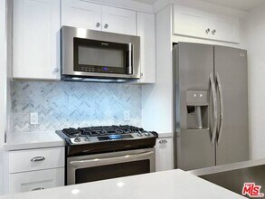 301 S Swall Dr in Los Angeles, CA - Building Photo - Building Photo