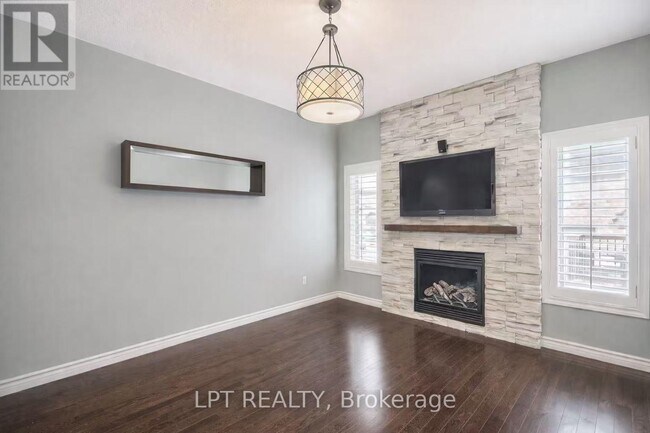 84 Lewis Honey Dr in Aurora, ON - Building Photo - Building Photo