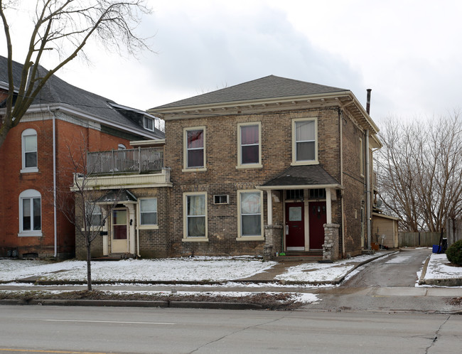 66-68 Brant Ave in Brantford, ON - Building Photo - Building Photo