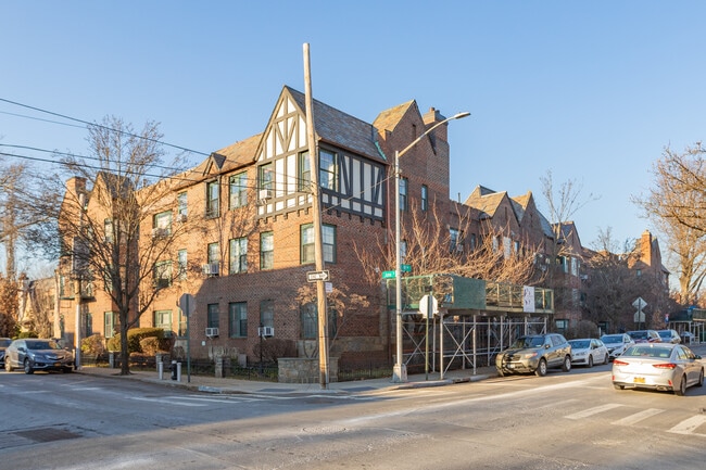 The Gardens in Forest Hills, NY - Building Photo - Building Photo