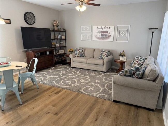 1109 W Nelson Ave in Aransas Pass, TX - Foto de edificio - Building Photo