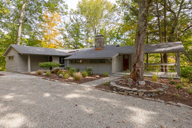 272 Drake in Pleasant Valley, NY - Foto de edificio - Building Photo