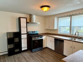 156 Exchange St in Millis, MA - Foto de edificio - Building Photo