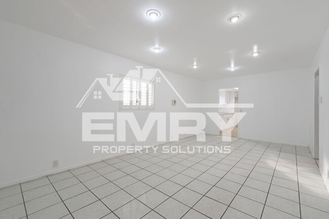 6221 Fishburn Ave in Bell, CA - Foto de edificio - Building Photo