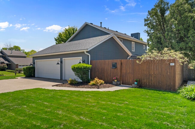4690 Lindbergh Dr in Bettendorf, IA - Building Photo - Building Photo