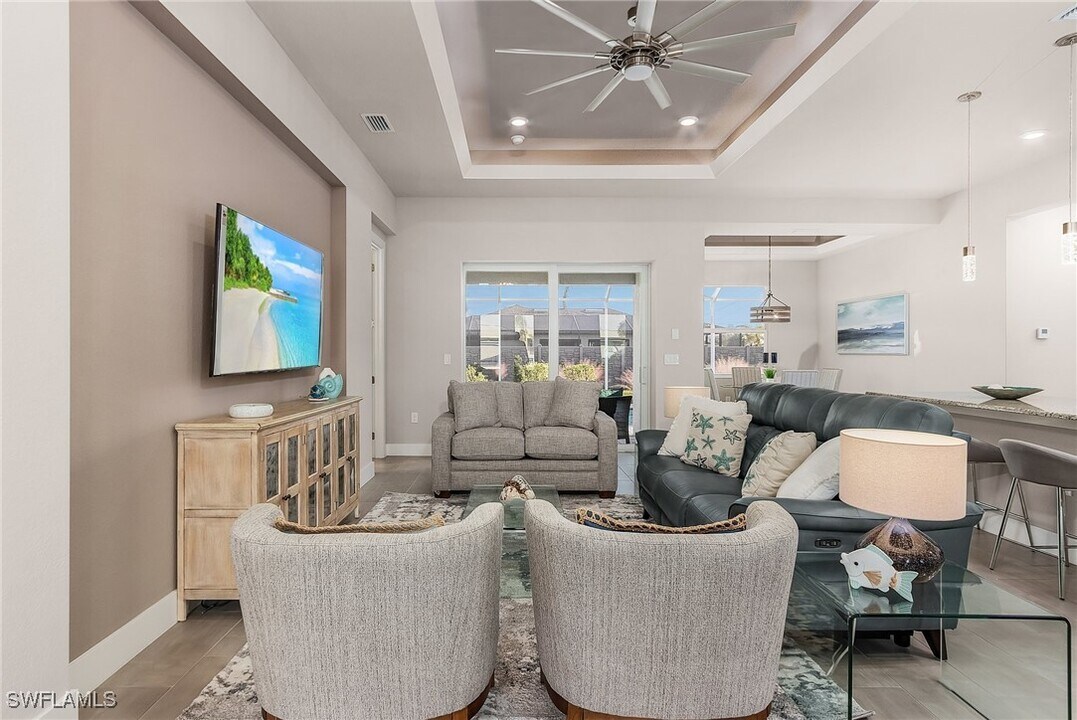 1210 SE 37th Terrace in Cape Coral, FL - Foto de edificio
