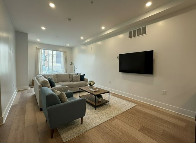 2526 Cecil B. Moore Ave in Philadelphia, PA - Foto de edificio - Building Photo