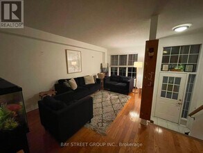 5530 Glen Erin Dr in Mississauga, ON - Building Photo - Building Photo