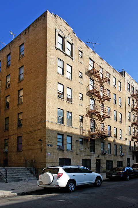 2007 Davidson Ave in Bronx, NY - Foto de edificio