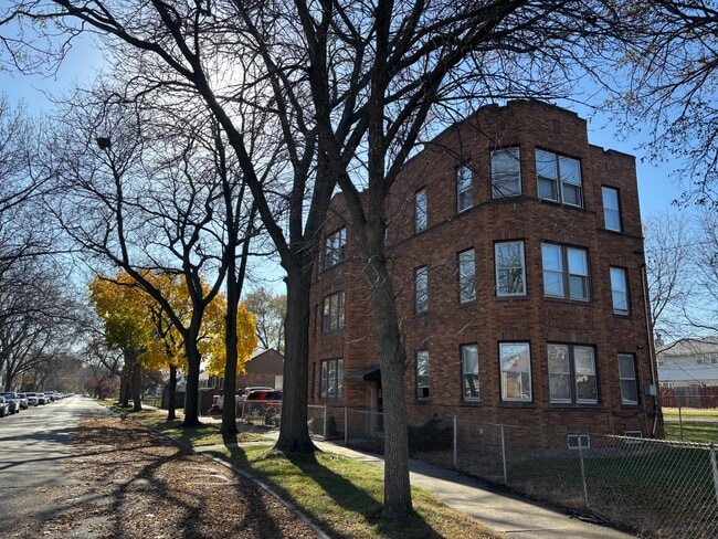 10904 S Avenue D in Chicago, IL - Foto de edificio - Building Photo