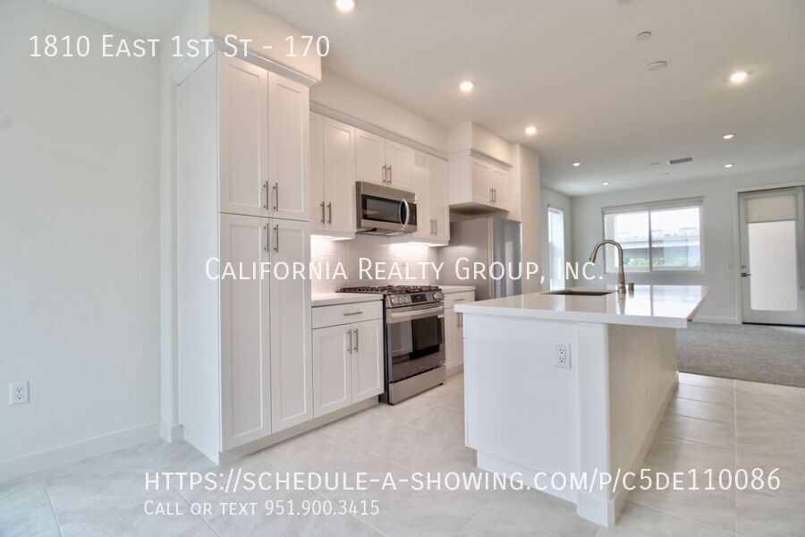 1810 E 1st St in Santa Ana, CA - Building Photo