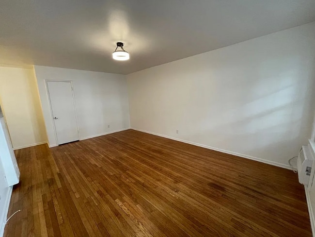 1124 Glenville Dr, Unit 2 in Los Angeles, CA - Foto de edificio - Building Photo