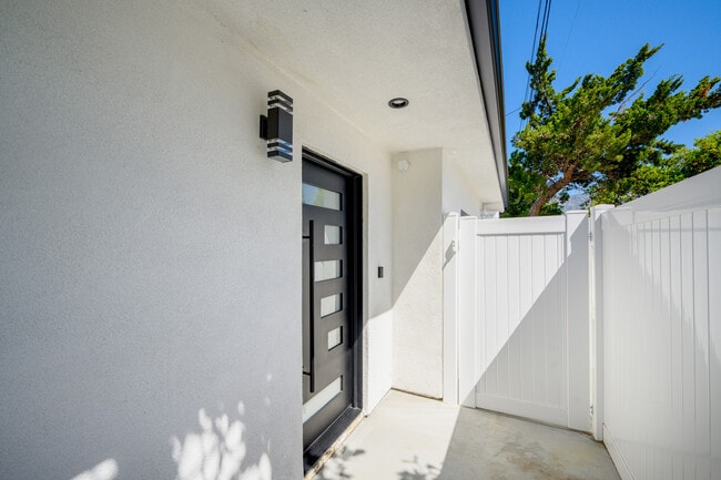 8439 Apperson St in Sunland, CA - Building Photo - Building Photo