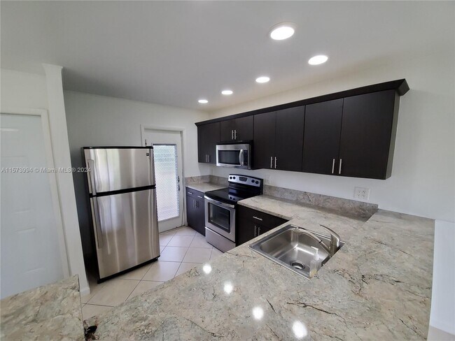 560 SE 2nd Ave, Unit H23 in Deerfield Beach, FL - Foto de edificio - Building Photo