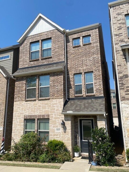 803 Tennessee Dr in Euless, TX - Building Photo