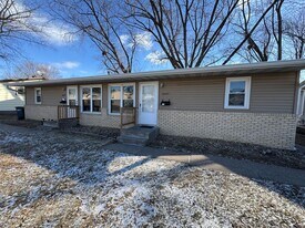 2607-2609 Magnolia Dr in Bettendorf, IA - Building Photo