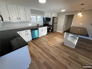 200 Forest Ave, Unit 2 in Lyndhurst, NJ - Foto de edificio - Building Photo