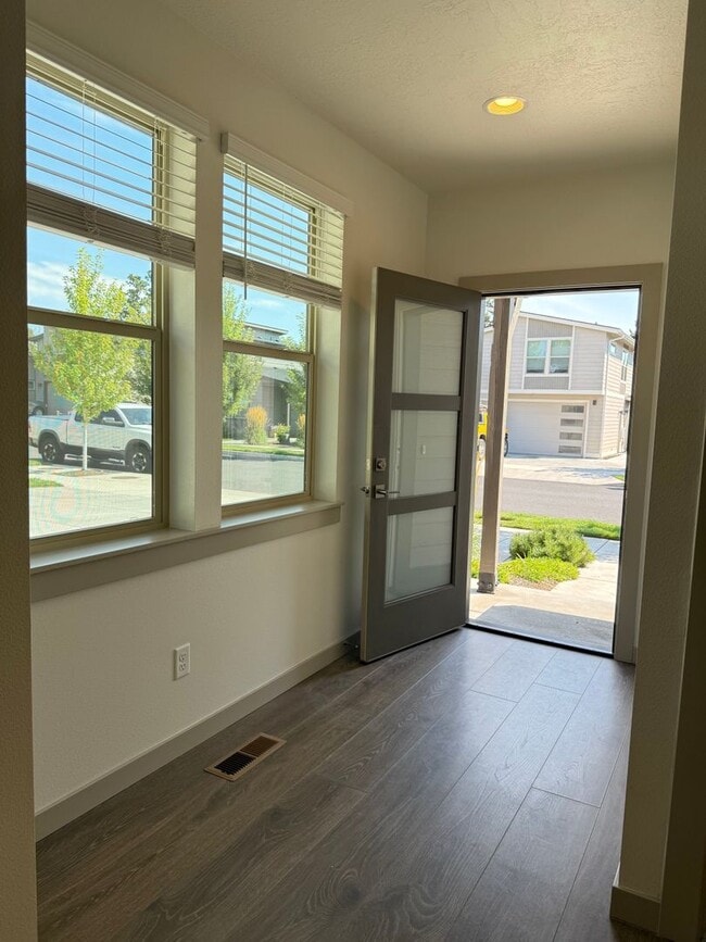 75 NE Cessna Dr in Bend, OR - Building Photo - Building Photo