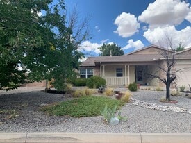 1801 Regency Park Rd SE in Rio Rancho, NM - Building Photo