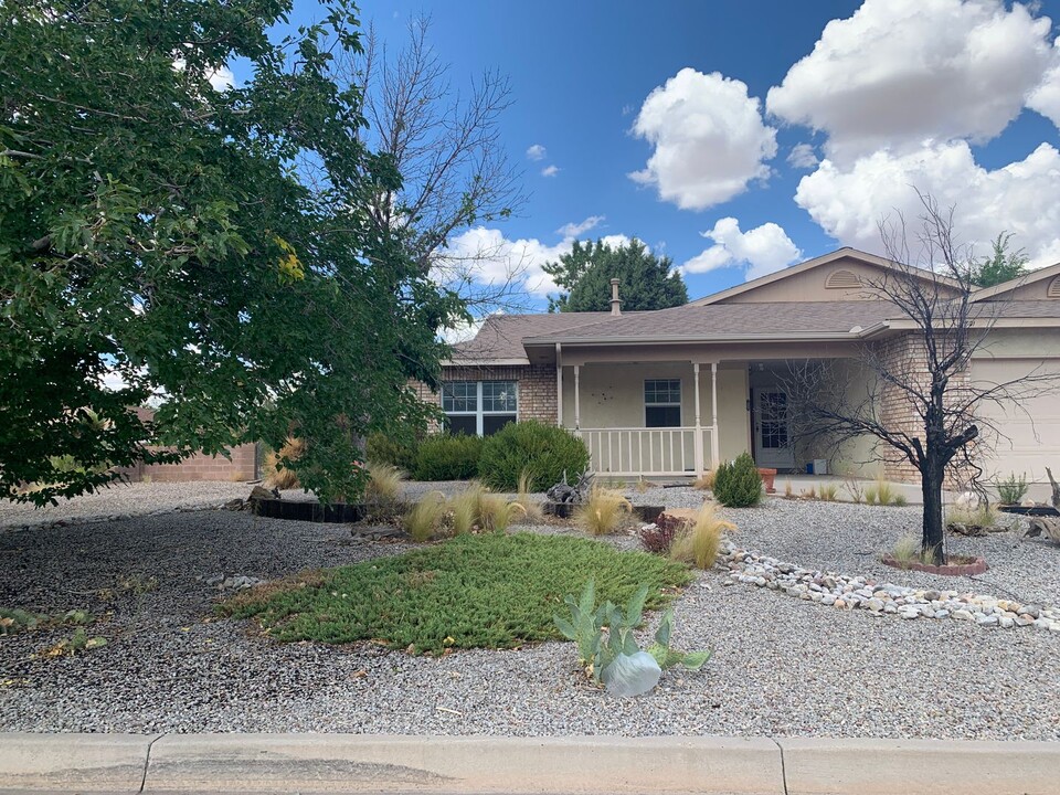 1801 Regency Park Rd SE in Rio Rancho, NM - Building Photo