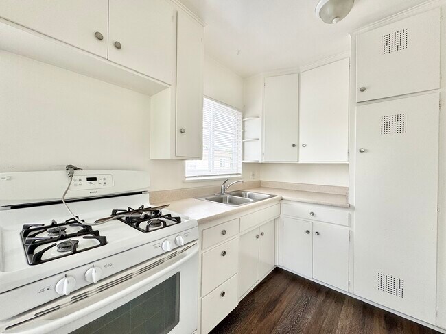5640 Kester Ave in Los Angeles, CA - Building Photo - Building Photo