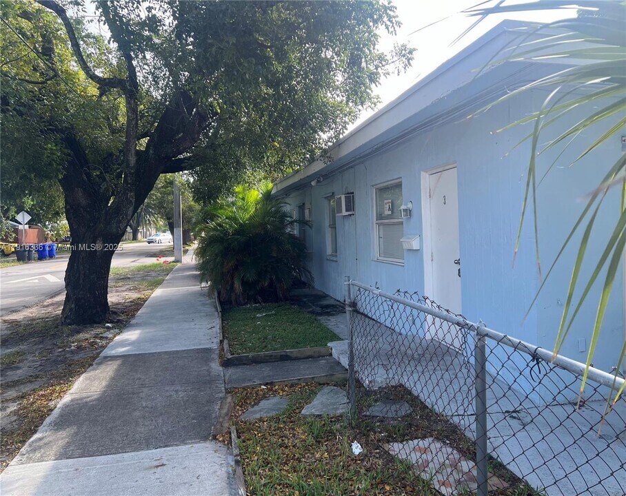 2118 N 19th Ave in Hollywood, FL - Building Photo