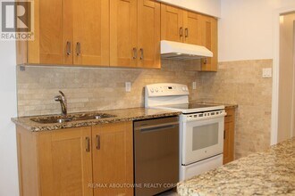 2033 Lumberman Ln in Oakville, ON - Building Photo - Building Photo