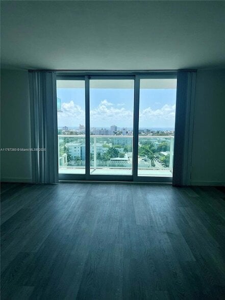 1000 West Ave, Unit 1431 in Miami Beach, FL - Building Photo - Building Photo