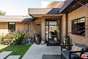 15490 Milldale Dr in Los Angeles, CA - Building Photo