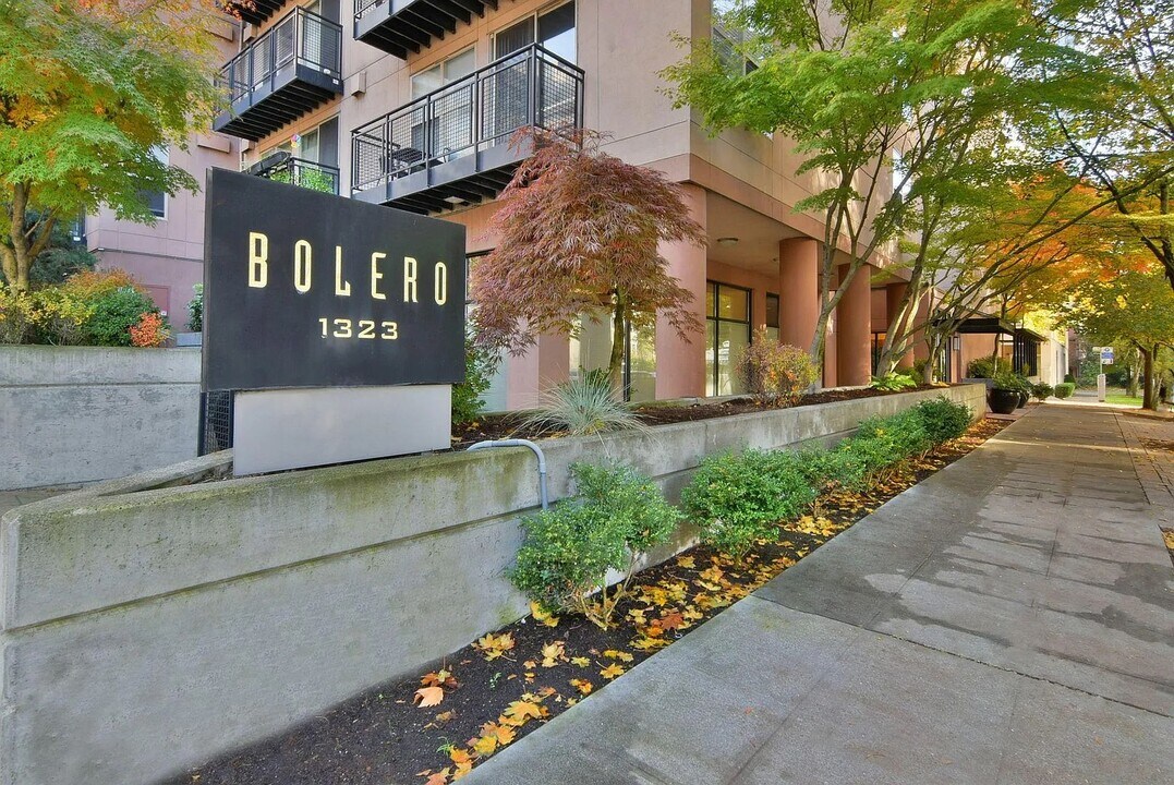 1323 Boren Ave, Unit 406 in Seattle, WA - Building Photo