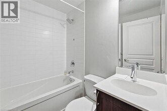 1940 Ironstone Dr in Burlington, ON - Building Photo - Building Photo