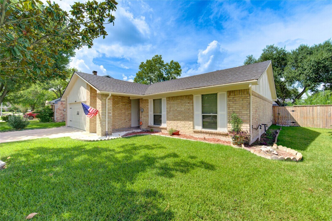3702 Royal Manor Dr in Houston, TX - Building Photo