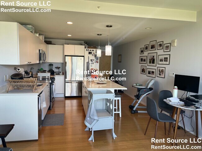 2 Earhart St, Unit 817 in Cambridge, MA - Building Photo - Building Photo