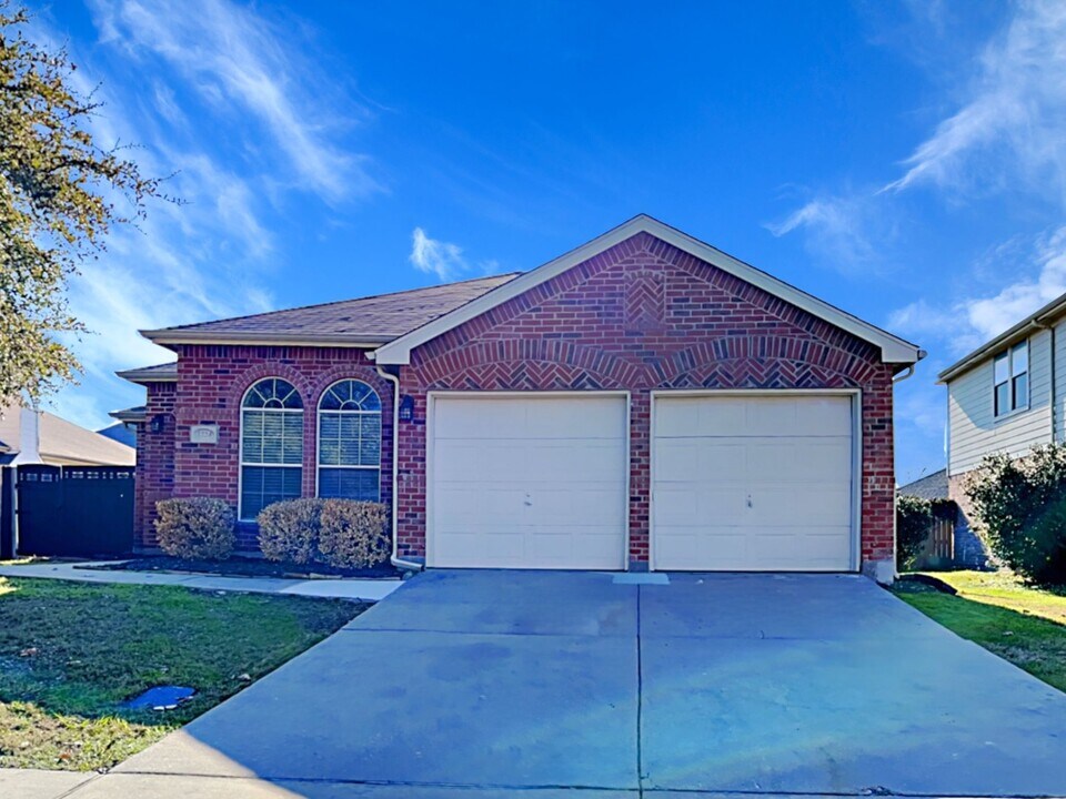 1224 Mockingbird Dr in Aubrey, TX - Building Photo