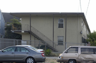 2424 90th Ave in Oakland, CA - Foto de edificio - Building Photo