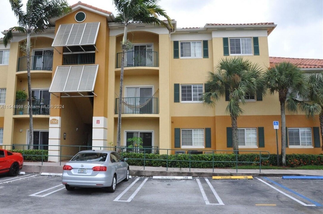 7330 NW 114th Ave in Doral, FL - Building Photo