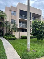 10525 SW 112th Ave, Unit 114 in Miami, FL - Building Photo