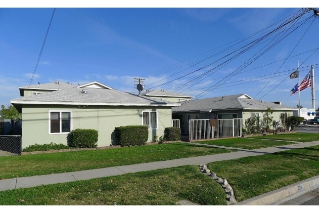 102-104 N Alameda Ave in Azusa, CA - Building Photo