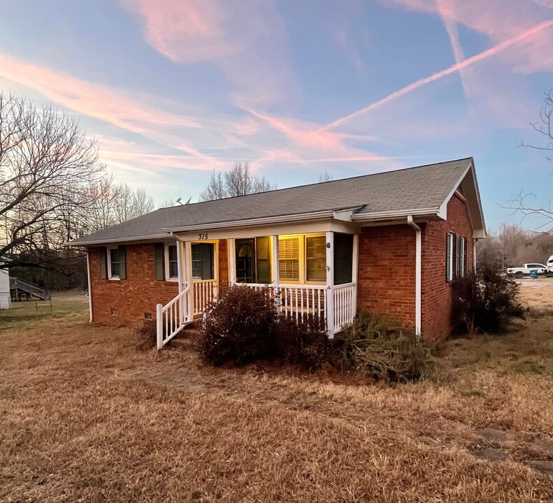 315 E Dameron Ave in Liberty, NC - Building Photo