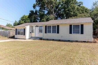 802 Rue Max St in Pensacola, FL - Building Photo - Building Photo