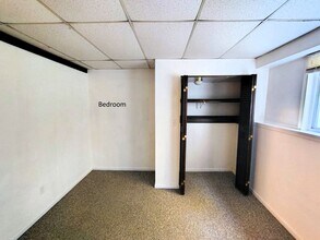 124 Mammoth Rd in Londonderry, NH - Building Photo - Building Photo