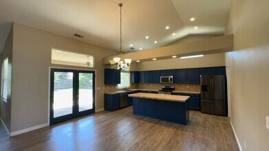 2337 W Wren Ave in Visalia, CA - Building Photo - Building Photo