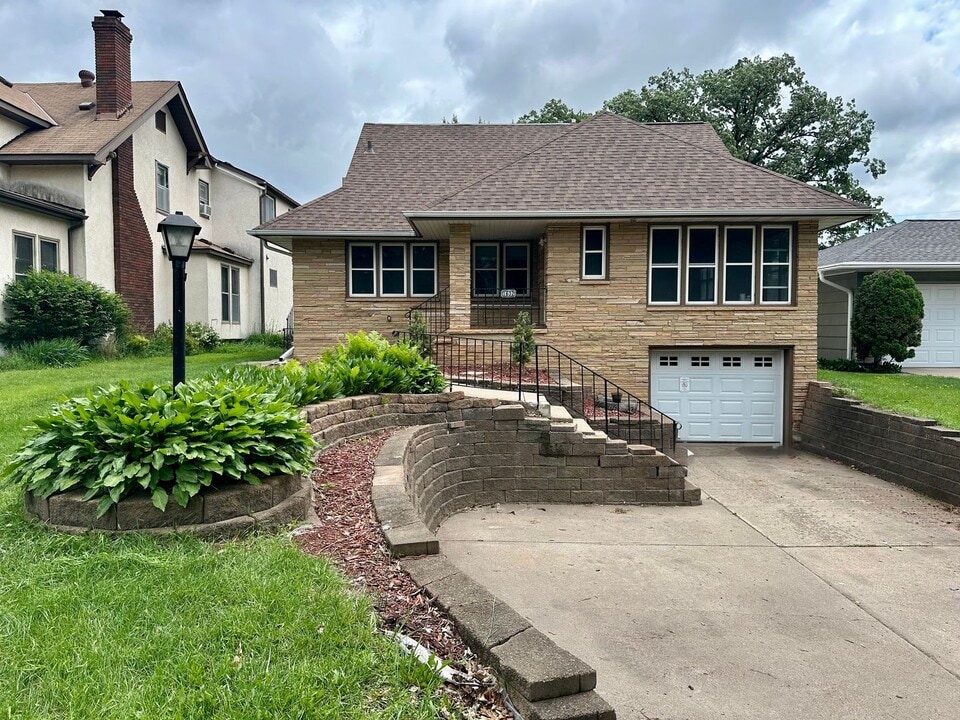 1632 E Shore Dr in St. Paul, MN - Building Photo