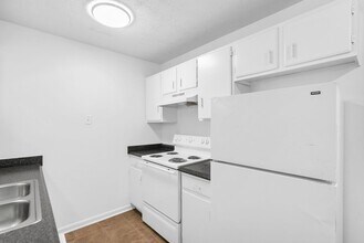 Redwood Manor in Birmingham, AL - Building Photo - Interior Photo