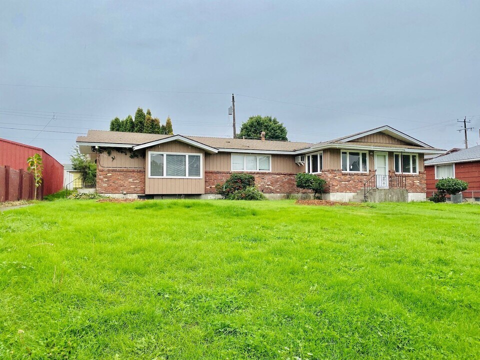 2011 W Grace Ave in Spokane, WA - Building Photo