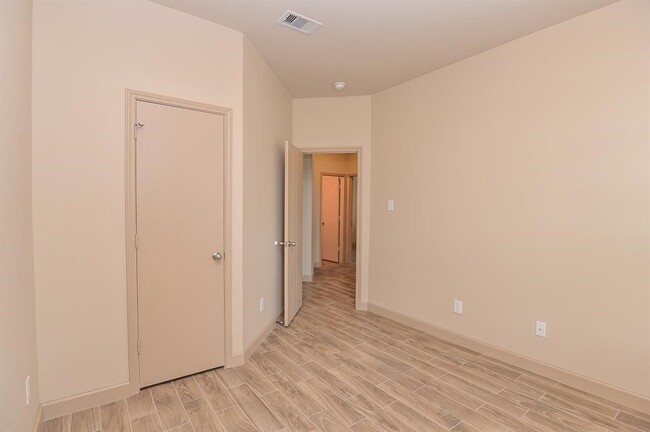 5502 Floral Valley Ln