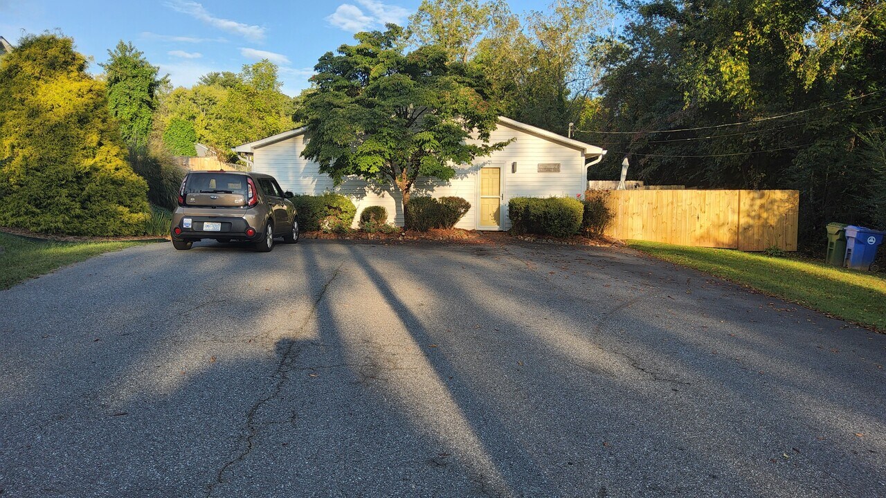 24 Scottsdale Dr, Unit B in Asheville, NC - Building Photo