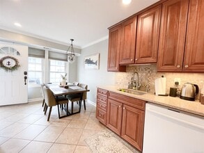 127 Whalers Cove Dr in Babylon, NY - Building Photo - Building Photo